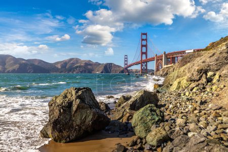 Téléchargez les photos : Golden Gate Bridge à partir de Marshall beach à San Francisco, Californie, USA - en image libre de droit
