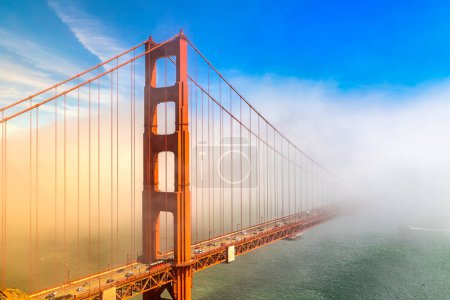 Téléchargez les photos : Golden Gate Bridge entouré de brouillard à San Francisco au coucher du soleil, Californie, États-Unis - en image libre de droit