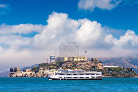 Foto de Barco contra la isla prisión de Alcatraz en San Francisco, California, EE.UU. - Imagen libre de derechos