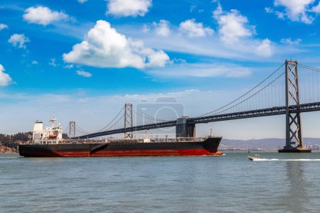 Téléchargez les photos : Pétrolier (chimique) pétrolier contre Oakland Bay Bridge à San Francisco, Californie, États-Unis - en image libre de droit