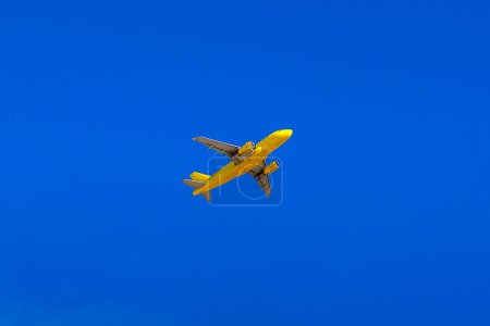 Foto de Avión moderno en el cielo en un día soleado - Imagen libre de derechos