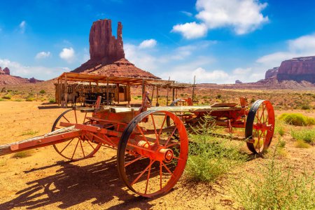 Téléchargez les photos : Vieux chariot à Monument Valley une journée ensoleillée, Arizona, USA - en image libre de droit