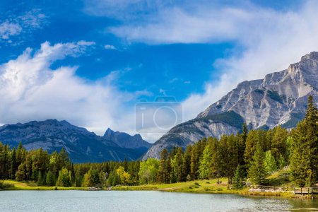 Téléchargez les photos : Lac Johnson dans le parc national Banff, Canada - en image libre de droit