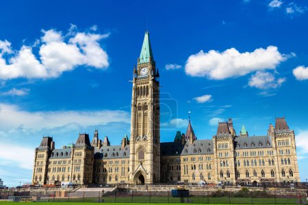 Foto de Parlamento canadiense en Ottawa en la colina del Parlamento en un día soleado, Canadá - Imagen libre de derechos