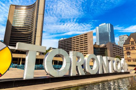 Téléchargez les photos : Panneau de Toronto et hôtel de ville à Nathan Phillips Square à Toronto par une journée ensoleillée, Ontario, Canada - en image libre de droit