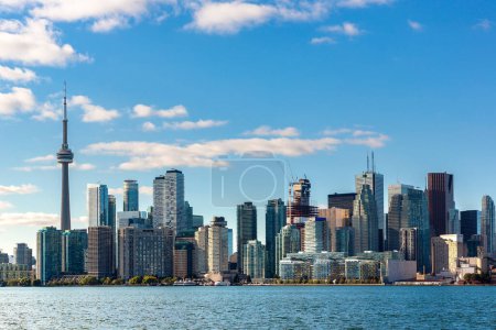 Téléchargez les photos : Vue panoramique de l'horizon de Toronto par une journée ensoleillée, Ontario, Canada - en image libre de droit