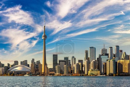 Blick auf die Skyline von Toronto an einem sonnigen Tag, Ontario, Kanada