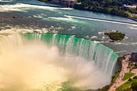 Téléchargez les photos : Vue aérienne panoramique de la vue latérale canadienne des chutes Niagara, des chutes Horseshoe par une journée ensoleillée à Niagara Falls, Ontario, Canada - en image libre de droit