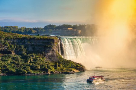 Téléchargez les photos : Vue latérale canadienne des chutes Niagara, des chutes Horseshoe et excursion en bateau au coucher du soleil à Niagara Falls, Ontario, Canada - en image libre de droit