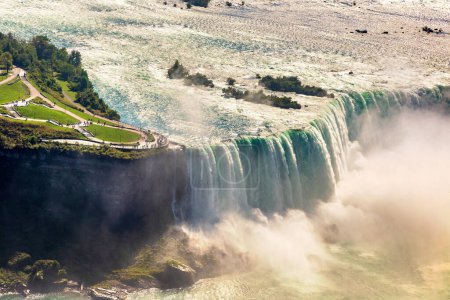 Téléchargez les photos : Vue aérienne panoramique de la vue latérale canadienne des chutes Niagara, des chutes Horseshoe au coucher du soleil à Niagara Falls, Ontario, Canada - en image libre de droit