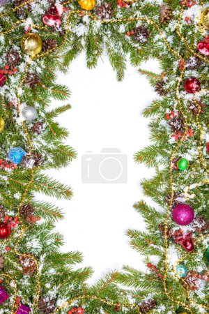 Foto de Fondo de Navidad con bolas y decoraciones y nieve, baya de acebo, conos aislados en blanco - Imagen libre de derechos