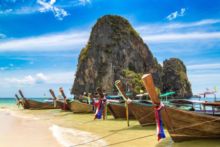 Téléchargez les photos : Bateau traditionnel thaïlandais à queue longue en bois à Phra Nang Beach à Krabi, Ao Nang, Thaïlande - en image libre de droit