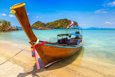 Foto de Thai tradicional barco de madera de cola larga en la playa tropical en Tailandia - Imagen libre de derechos