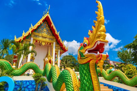 Foto de Templo de Karon en Phuket en Tailandia en un día de verano - Imagen libre de derechos