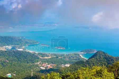 Téléchargez les photos : Vue aérienne panoramique de l'île de Langkawi, Malaisie - en image libre de droit