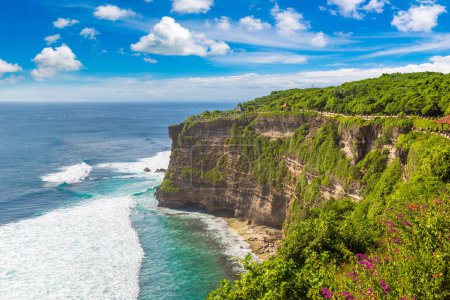 Foto de Vista panorámica del hermoso paisaje de la costa desde el templo de Uluwatu en Bali en un día soleado, Indonesia - Imagen libre de derechos