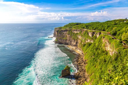 Foto de Vista panorámica del hermoso paisaje de la costa desde el templo de Uluwatu en Bali en un día soleado, Indonesia - Imagen libre de derechos