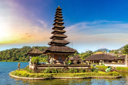 Foto de Pura Ulun Danu Beratan Templo bedugul en un lago en Bali, Indonesia - Imagen libre de derechos