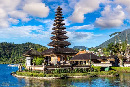 Téléchargez les photos : Lever de soleil à Pura Ulun Danu Beratan Bedugul temple sur un lac à Bali, Indonésie - en image libre de droit