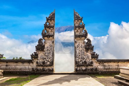 Foto de Antigua puerta en el templo Pura Penataran Agung Lempuyang y el volcán Agung en Bali, Indonesia en un día soleado - Imagen libre de derechos