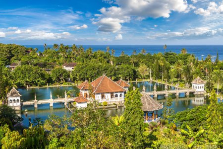 Foto de Vista panorámica de Karangasem Taman Ujung, Palacio del Agua en Bali, Indonesia en un día soleado - Imagen libre de derechos