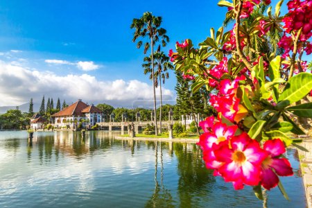 Téléchargez les photos : Karangasem Taman Ujung, Palais de l'Eau de Bali, Indonésie par une journée ensoleillée - en image libre de droit