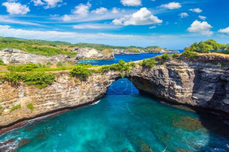 Téléchargez les photos : Arc naturel à Brocken Beach sur l'île de Nusa Penida, Bali, Indonésie - en image libre de droit