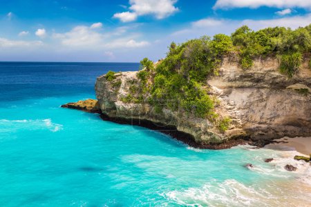 Foto de Laguna Azul en la isla de Nusa Ceningan en un día soleado, Bali, Indonesia - Imagen libre de derechos