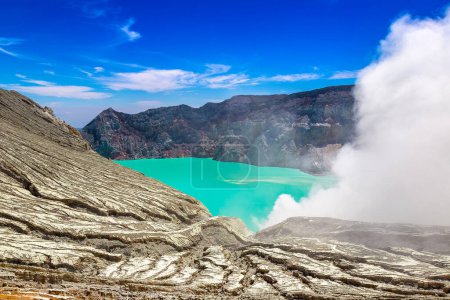 Téléchargez les photos : Cratère panoramique du volcan actif Ijen, île de Java, Indonésie - en image libre de droit