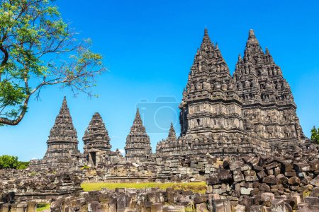 Téléchargez les photos : Temple Prambanan près de la ville de Yogyakarta, Java central, Indonésie - en image libre de droit