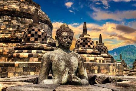 Téléchargez les photos : Temple Buddiste Borobudur près de la ville de Yogyakarta, Java central, Indonésie - en image libre de droit