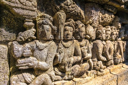 Foto de Relieve de tallas históricas en el templo budista Borobudur cerca de la ciudad de Yogyakarta, Java Central, Indonesia - Imagen libre de derechos