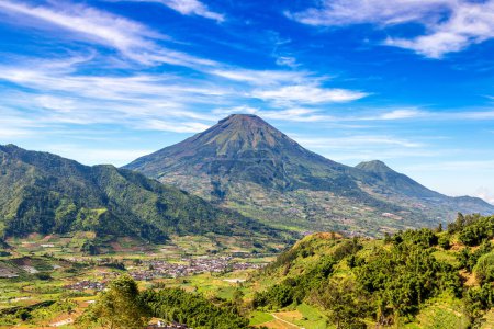 Foto de Vista panorámica de la montaña Sindoro, Java Central, Indonesia - Imagen libre de derechos