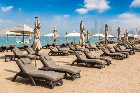 Téléchargez les photos : Transats et parasols à la plage de l'hôtel de luxe à Abu Dhabi dans une journée d'été, Émirats arabes unis - en image libre de droit