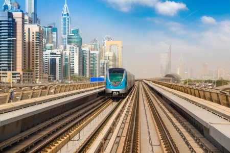 Foto de Tren de metro de Dubái en un día de verano en Dubái, Emiratos Árabes Unidos - Imagen libre de derechos