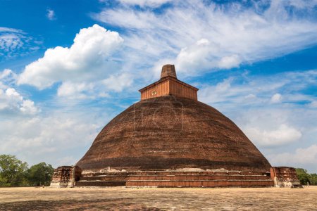Téléchargez les photos : Stupa Jethawanaramaya au Sri Lanka dans une journée d'été - en image libre de droit