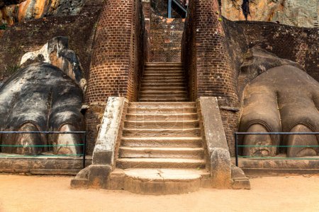 Téléchargez les photos : Entrée du rocher Lions Paw à la forteresse Sigiriya Rock au rocher Lion à Sigiriya par une journée ensoleillée, Sri Lanka - en image libre de droit