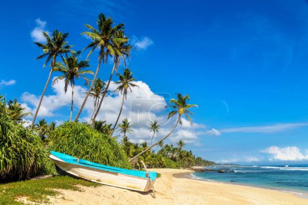 Téléchargez les photos : Bateau de pêche à la plage au Sri Lanka - en image libre de droit