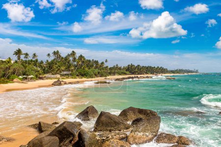 Téléchargez les photos : Dalawella Beach par une journée ensoleillée au Sri Lanka - en image libre de droit