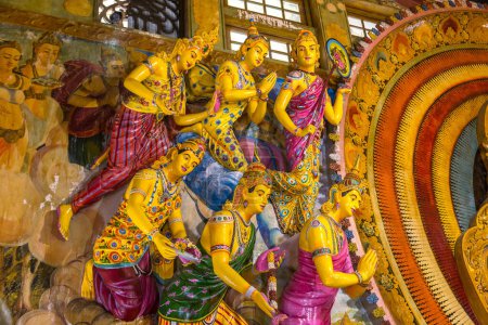 Téléchargez les photos : Temple bouddhiste Gangaramaya à Colombo par une journée ensoleillée, Sri Lanka - en image libre de droit