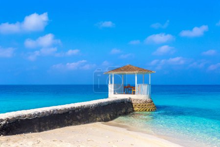 Téléchargez les photos : Gazebo au paradis tropical plage de l'océan dans une journée d'été ensoleillée - en image libre de droit