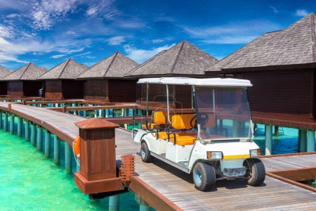 Téléchargez les photos : Chariot de golf à l'île des Maldives aux villas de luxe - en image libre de droit