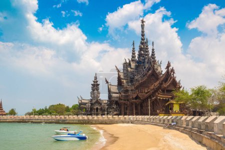 Téléchargez les photos : Sanctuaire de la Vérité à Pattaya, Thaïlande dans une journée d'été - en image libre de droit