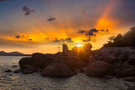 Téléchargez les photos : Coucher de soleil à Hin Ta Hin Ya - Grand-père et grand-mère Rock sur l'île de Koh Samui, Thaïlande dans une journée d'été - en image libre de droit