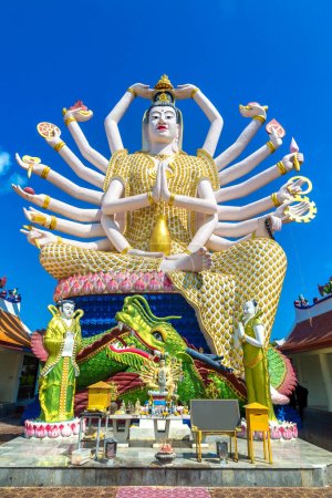 Téléchargez les photos : Statue de Shiva à Wat Plai Laem Temple, Samui, Thaïlande dans une journée d'été - en image libre de droit
