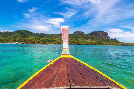 Téléchargez les photos : Nez de bateau traditionnel à queue longue en bois par une journée ensoleillée - en image libre de droit