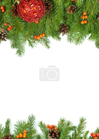 Téléchargez les photos : Fond de Noël avec des boules et des décorations isolées sur fond blanc - en image libre de droit