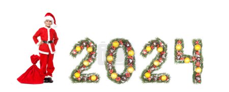 Junge Weihnachtsmann mit einem Weihnachtssack und 2024 Zahl von Weihnachtsbaum Zweige isoliert auf weißem Hintergrund gemacht