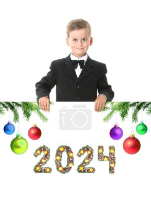 Foto de Niño sostiene un cartel de navidad y 2024 número hecho por ramas de árbol de navidad aisladas sobre fondo blanco - Imagen libre de derechos