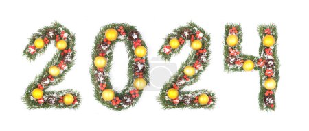 2024 Zahl geschrieben von Weihnachtsbaumzweigen isoliert auf weißem Hintergrund